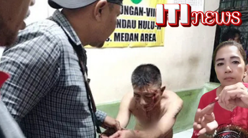 Warga menangkap seorang pria pelaku pembunuhan istri di Medan, diserahkan ke polisi dalam kondisi babak belur, disaksikan warga sekitar."