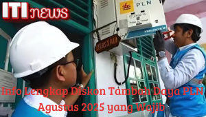  Pekerja konstruksi mengenakan helm keselamatan di lokasi proyek industri