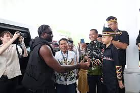 Melly Mike memberi kejutan pada Dikha di Pacu Jalur Kuansing 2025