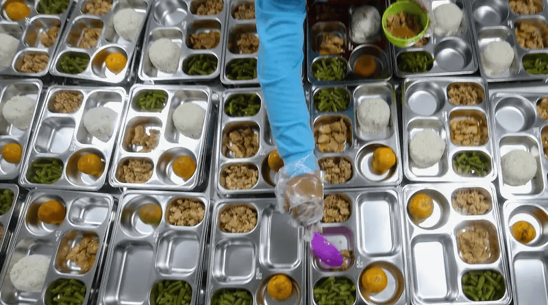 Puluhan siswa keracunan setelah mengonsumsi makanan dari Program Makanan Bergizi Gratis di Karimun.