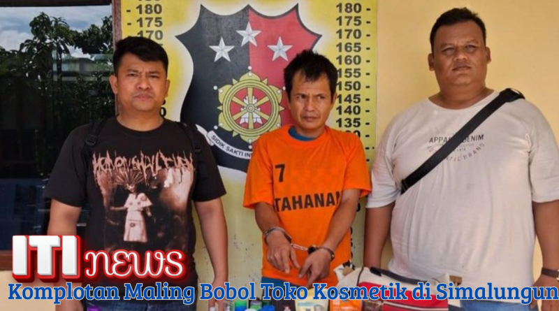 Tiga pria ditangkap polisi terkait kasus pembobolan toko kosmetik di Simalungun, salah satunya mengenakan baju tahanan oranye