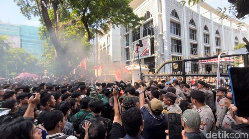 Demo Medan Memanas: Bentrok ricuh di Medan dengan korban luka dan penangkapan